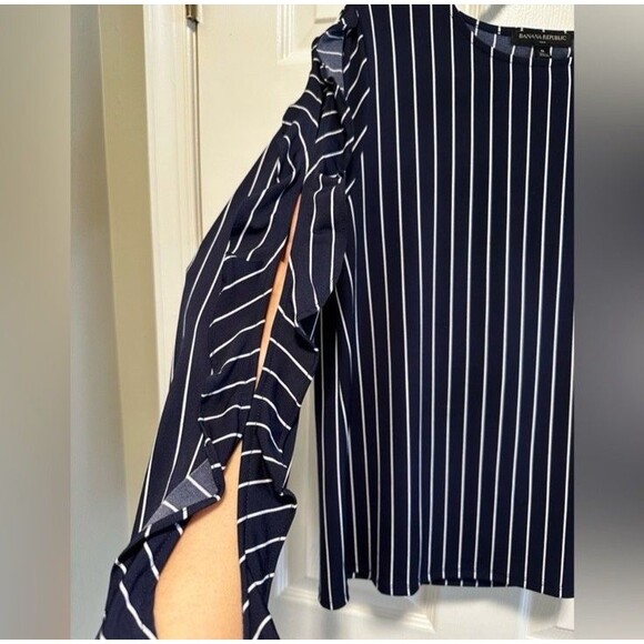Banana Republic Peek a Boo Cut Out Ruffle Top Blouse Sz M Navy Stripe Stretchy - Picture 5 of 9